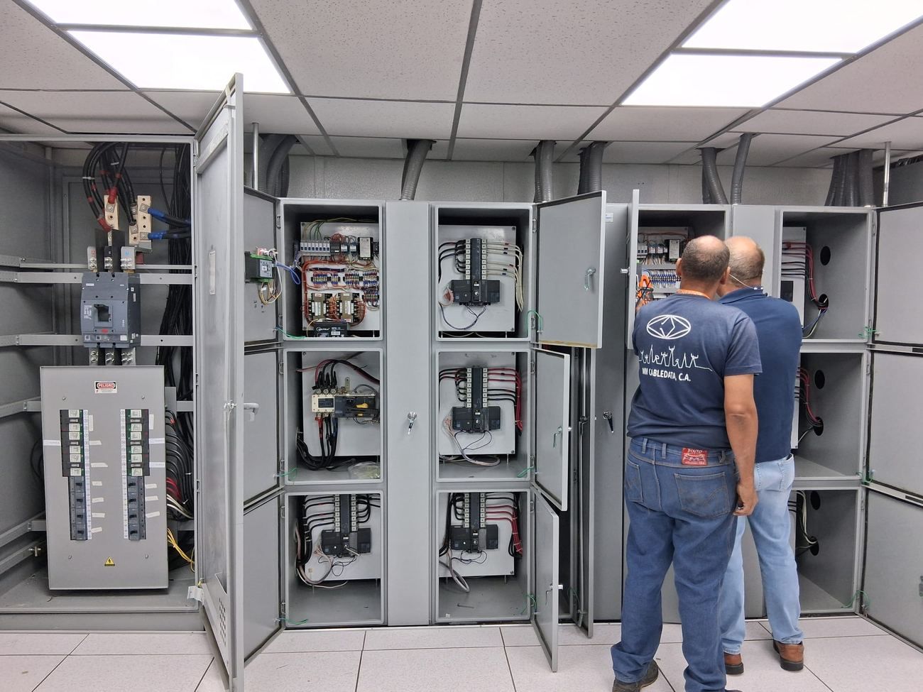 Equipo técnico MMCableData en campo